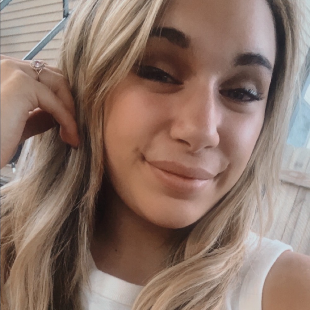 Meet your Posher, Alexis